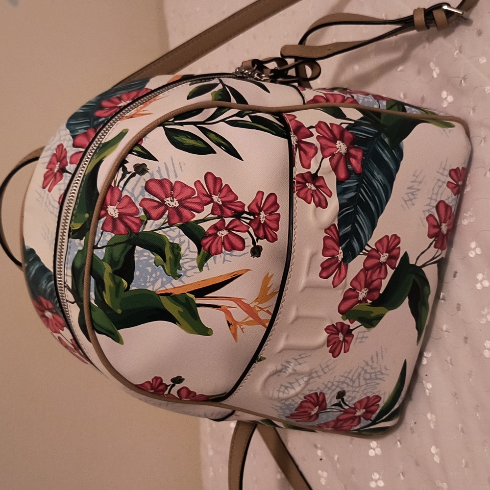 Guess beautiful Floral Paradise